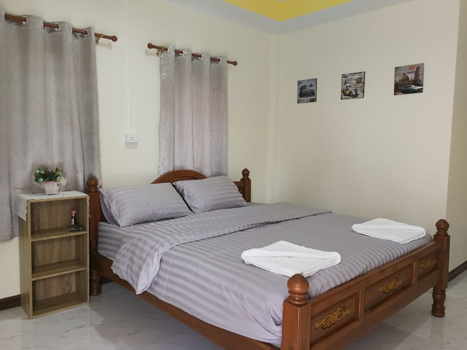 Basic House | Desk, rollaway beds, free WiFi