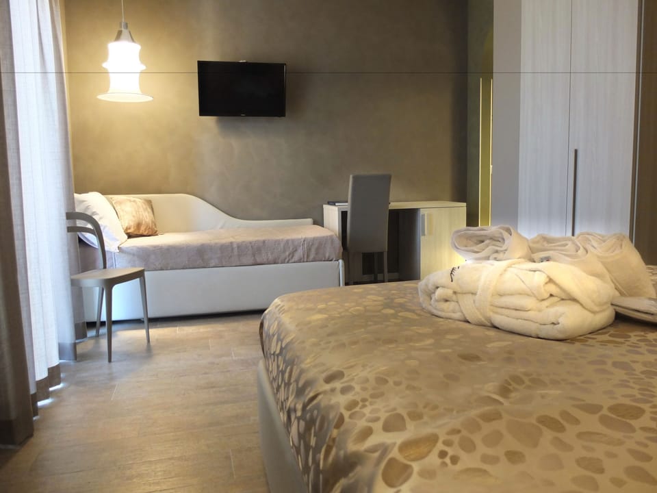 Quadruple Room | Minibar, in-room safe, desk, soundproofing