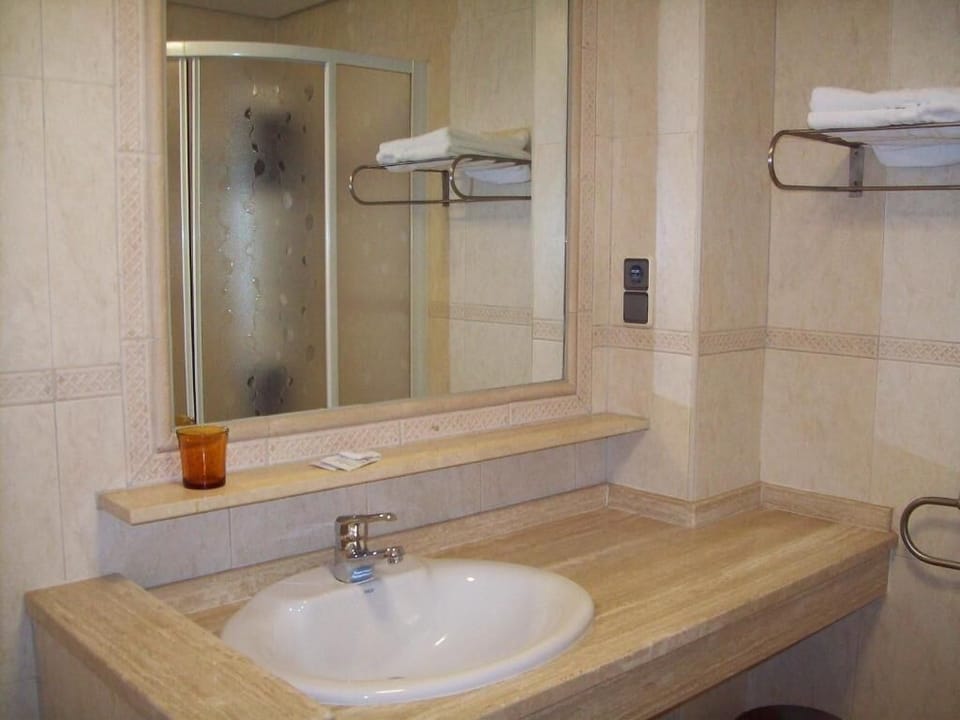 Studio (Triple) | Bathroom | Free toiletries, hair dryer, bidet, towels