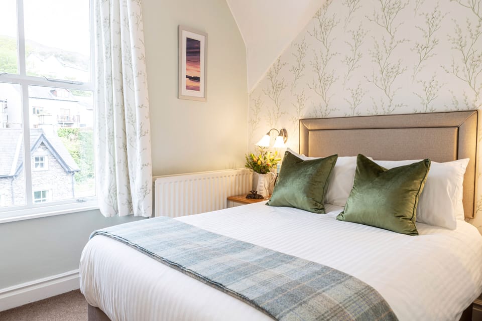 Superior Double Room, Ensuite | Individually decorated, individually furnished, iron/ironing board