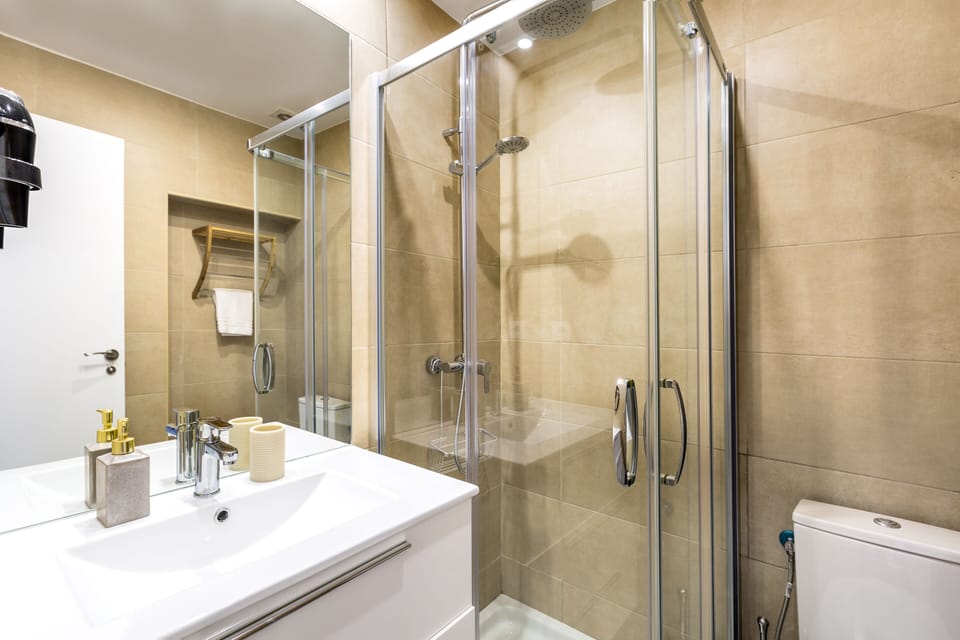 Double Room, Balcony | Bathroom | Shower, towels