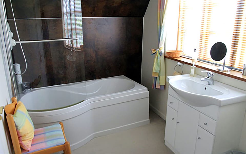 Shower, free toiletries, towels