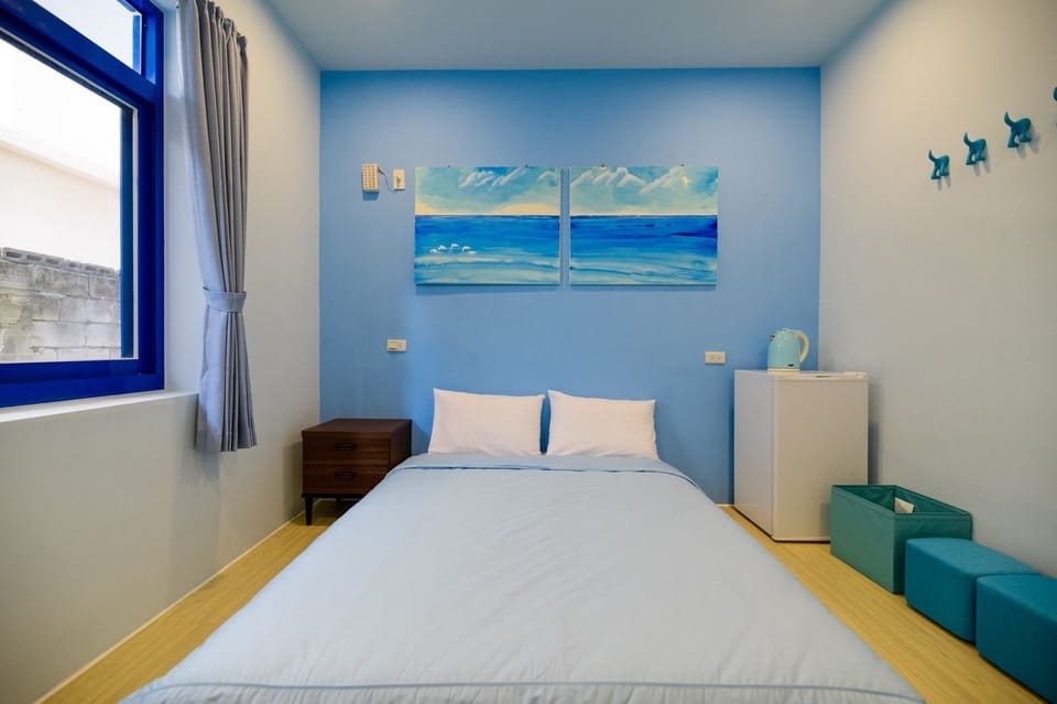 1 bedroom, premium bedding, desk, soundproofing
