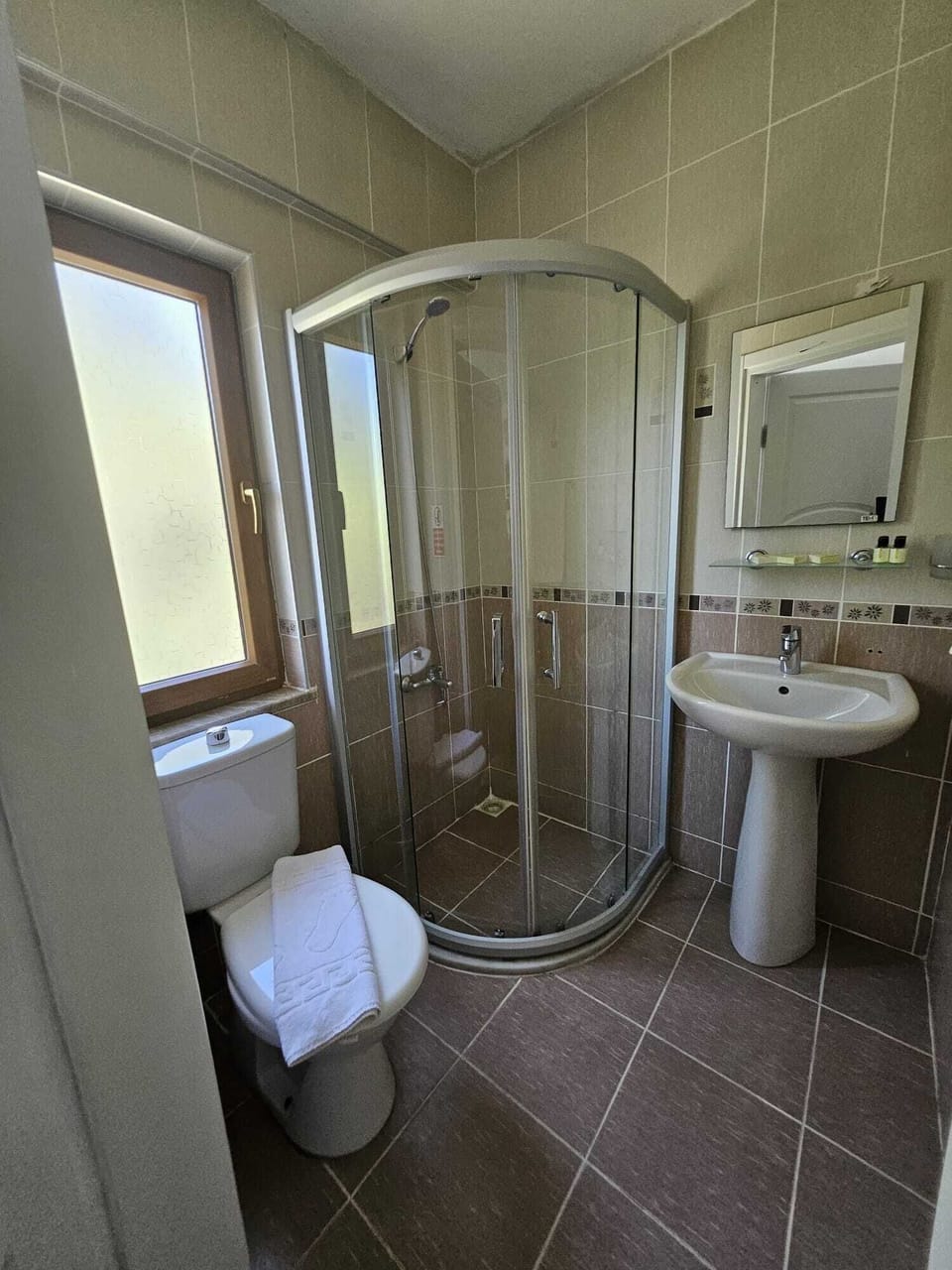 Standard Triple Room | Bathroom | Shower, free toiletries, hair dryer, slippers
