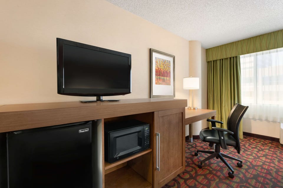 Premium bedding, pillowtop beds, in-room safe, desk
