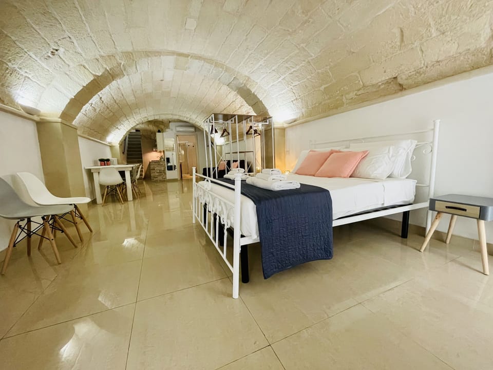 Quadruple Room | Minibar, in-room safe, WiFi (free), bed sheets