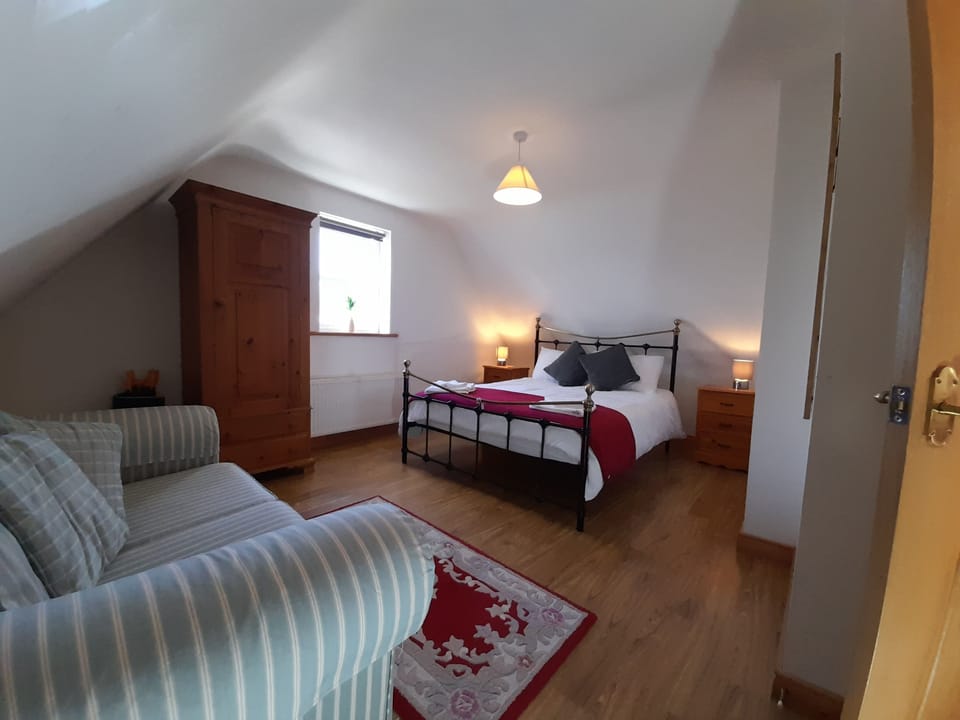 Traditional Cottage, 4 Bedrooms | 1 bedroom, premium bedding, blackout drapes, iron/ironing board