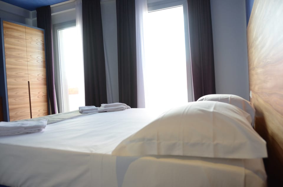 Family Room | Minibar, in-room safe, desk, soundproofing