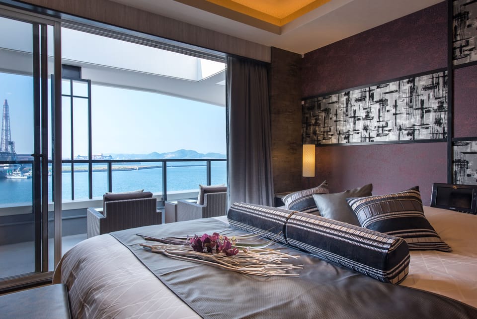 Suite Room, Smoking | Down comforters, desk, blackout drapes, soundproofing