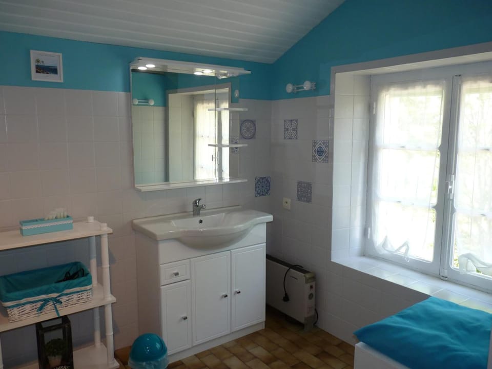 Shower, deep soaking tub, rainfall showerhead, free toiletries