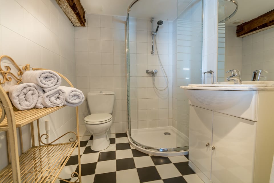 Apartment | Bathroom | Free toiletries, hair dryer, towels