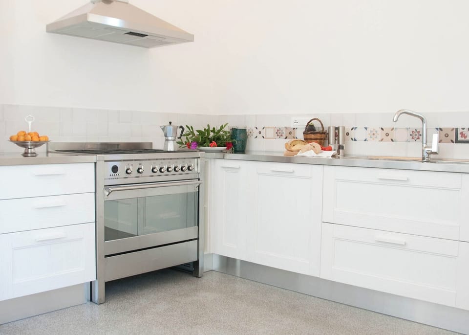 Fridge, dishwasher, coffee/tea maker