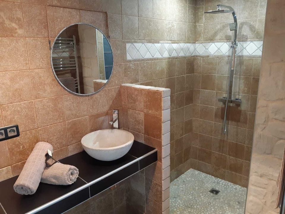 Room (La Rustique) | Bathroom | Shower, rainfall showerhead, towels