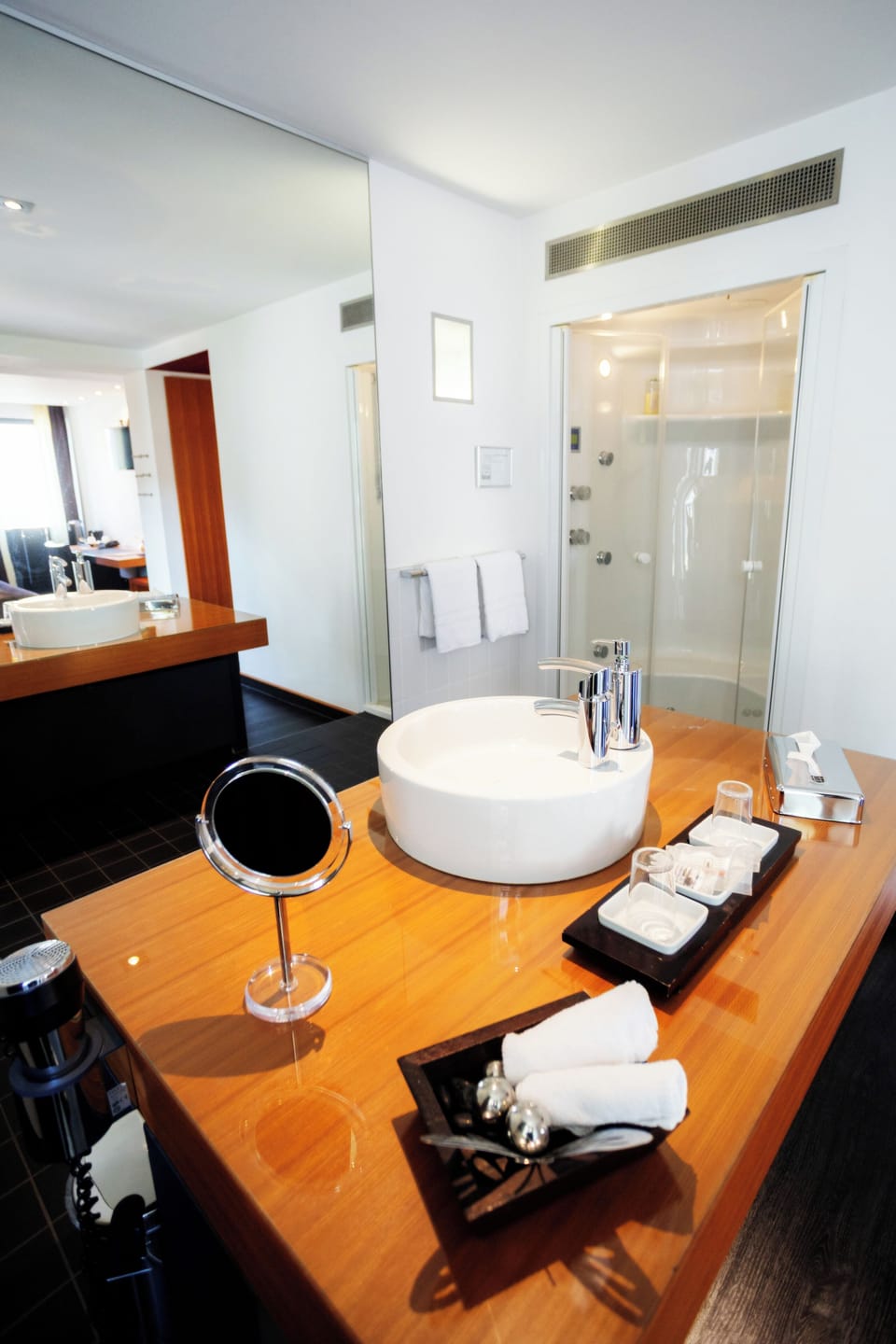 Superior Double Room (im Stammhaus) | Bathroom | Free toiletries, hair dryer, towels