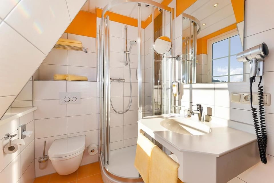 Comfort Double Room (Kat. 2) | Bathroom | Shower, hair dryer, towels