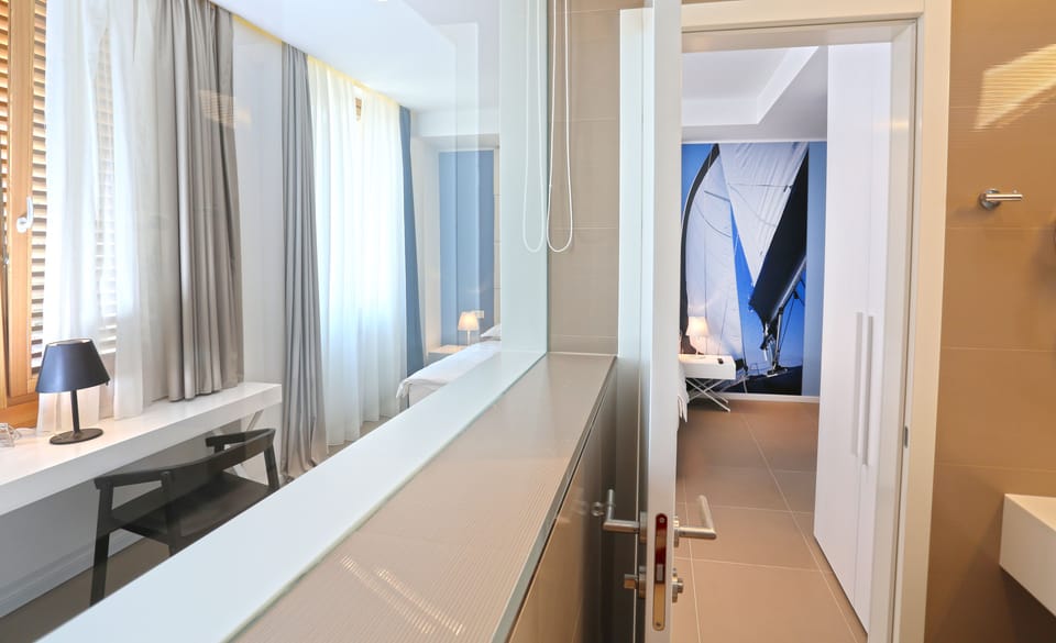 Deluxe Double Room, Sea View | Bathroom | Shower, free toiletries, hair dryer, slippers