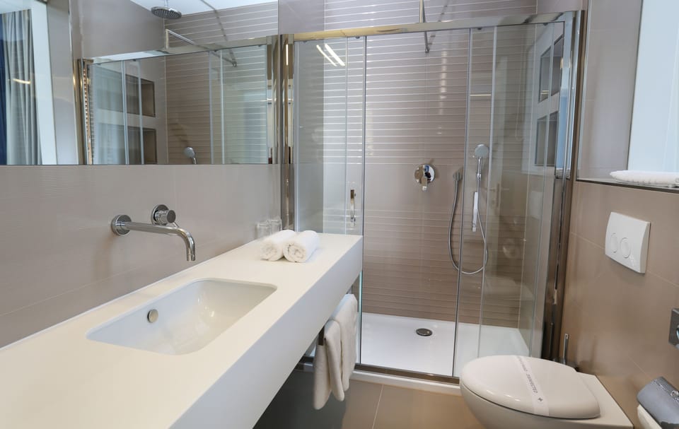 Deluxe Double Room, Sea View | Bathroom | Shower, free toiletries, hair dryer, slippers