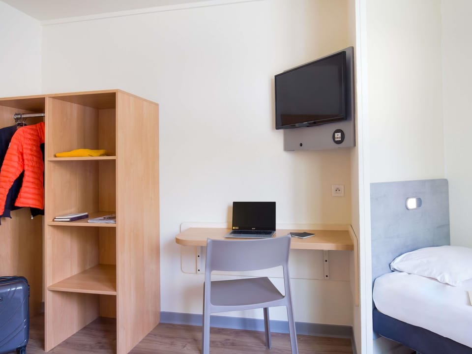 Desk, free WiFi, bed sheets