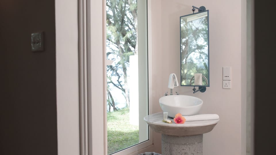 Sea Facing Lodge | Bathroom | Shower, free toiletries, towels, soap