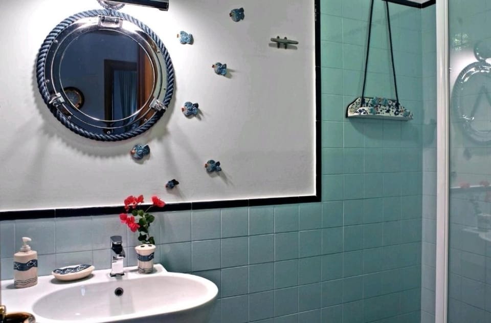 Triple Room, Private Bathroom | Bathroom | Shower, rainfall showerhead, free toiletries, hair dryer