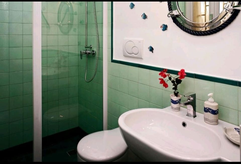 Classic Double Room, Ensuite | Bathroom | Shower, rainfall showerhead, free toiletries, hair dryer