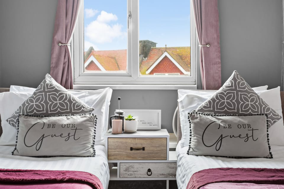 Room 6 - Twin Room | Individually decorated, individually furnished, blackout drapes