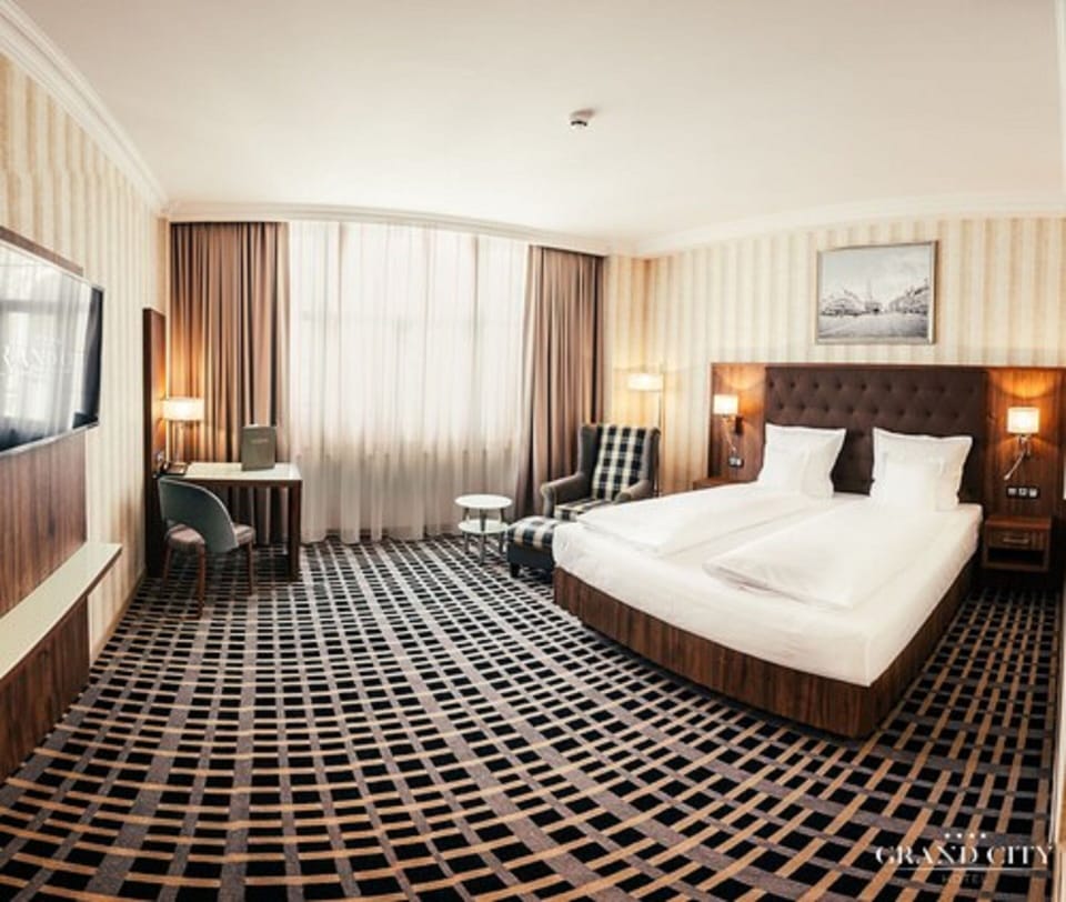 Premium bedding, in-room safe, desk, free WiFi