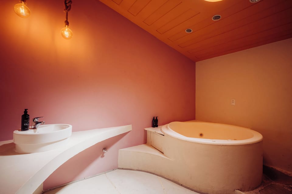 Loft | Bathroom | Shower, free toiletries, hair dryer, towels