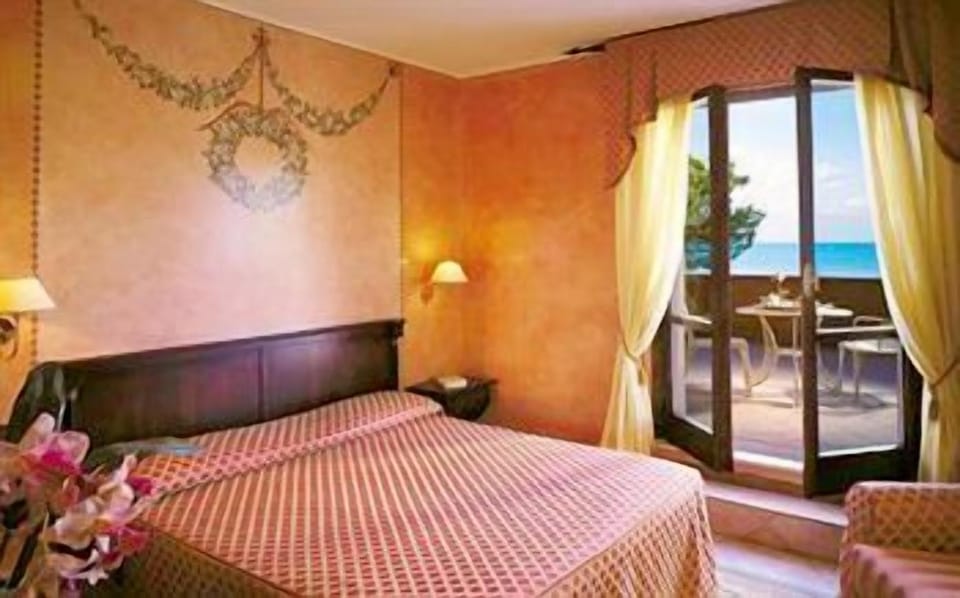 In-room safe, desk, free WiFi, bed sheets