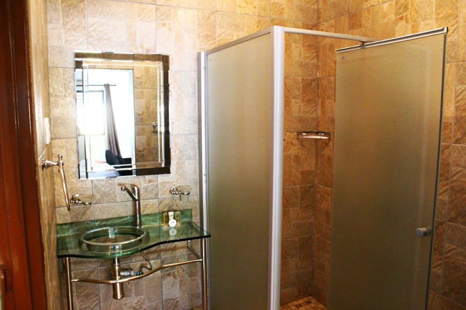 Standard Double / Twin | Bathroom | Rainfall showerhead, free toiletries, towels, soap