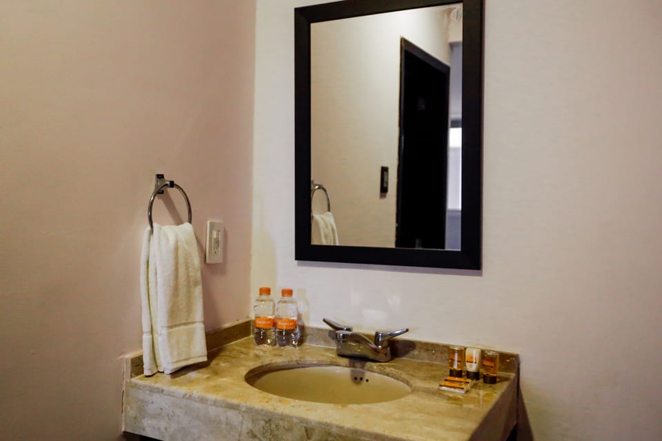 Shower, free toiletries, towels