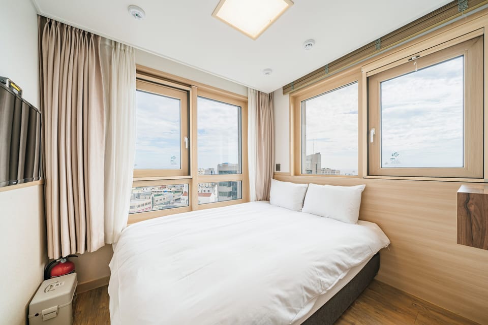 Standard Corner Double Panorama View | Premium bedding, down comforters, blackout drapes, free WiFi