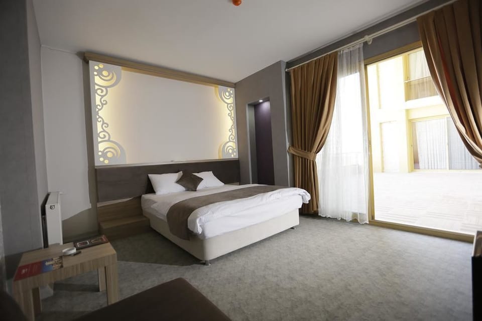 Triple Room | Minibar, in-room safe, desk, free WiFi