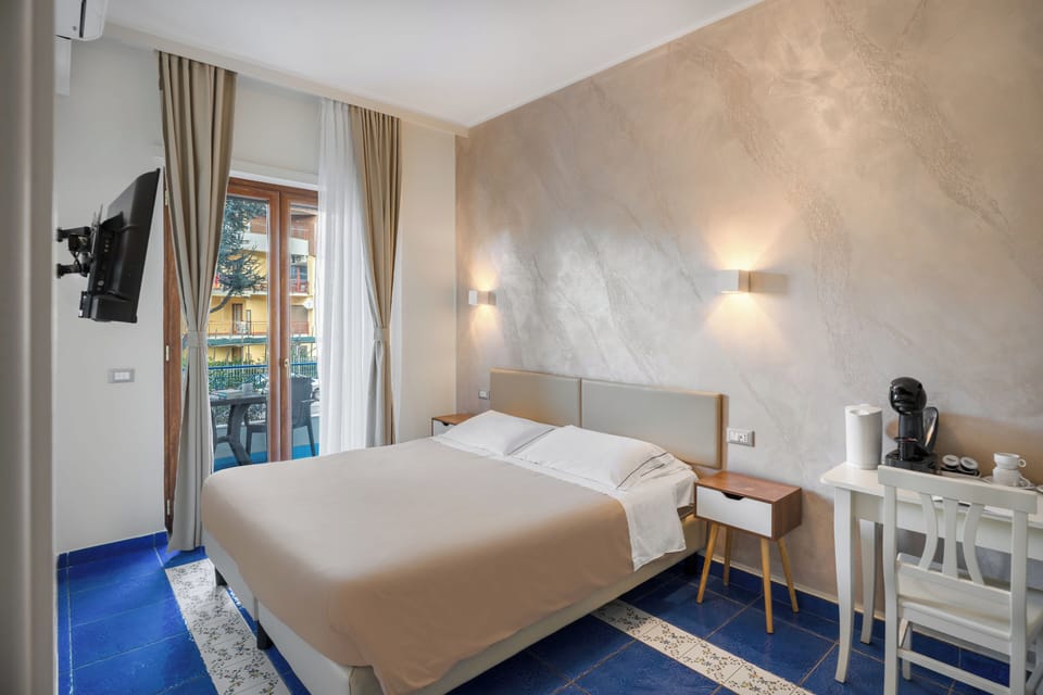 Deluxe Double Room, Balcony | Premium bedding, in-room safe, desk, laptop workspace