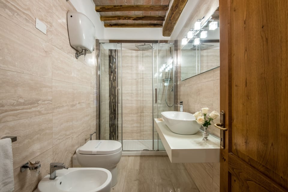 Comfort Triple Room | Bathroom | Shower, free toiletries, hair dryer, bidet