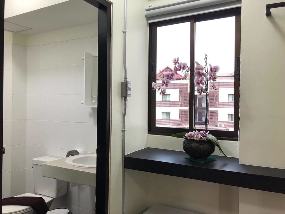 Superior Double Room | Bathroom | Shower, rainfall showerhead, free toiletries, hair dryer