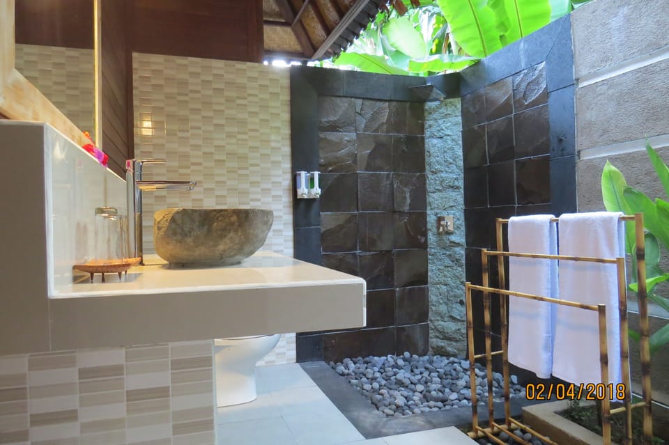 Deluxe Double Room | Bathroom sink