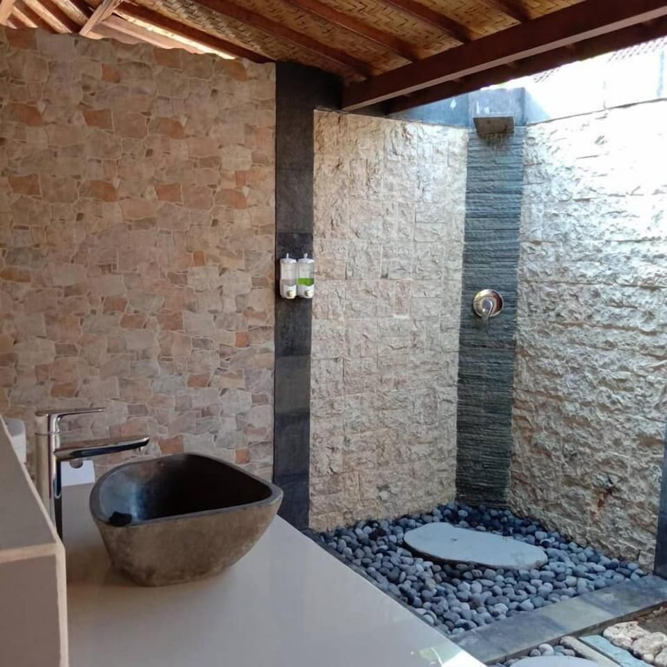 Shower, free toiletries, bidet