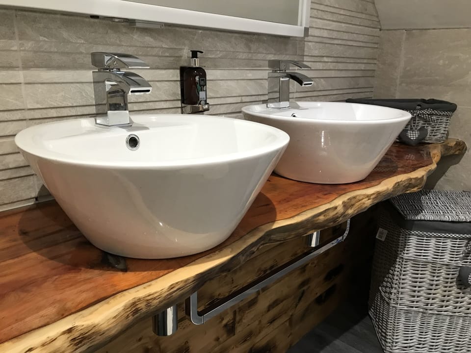 Luxury Studio Suite, 1 King Bed with Sofa bed, Ensuite, Sea View | Bathroom sink