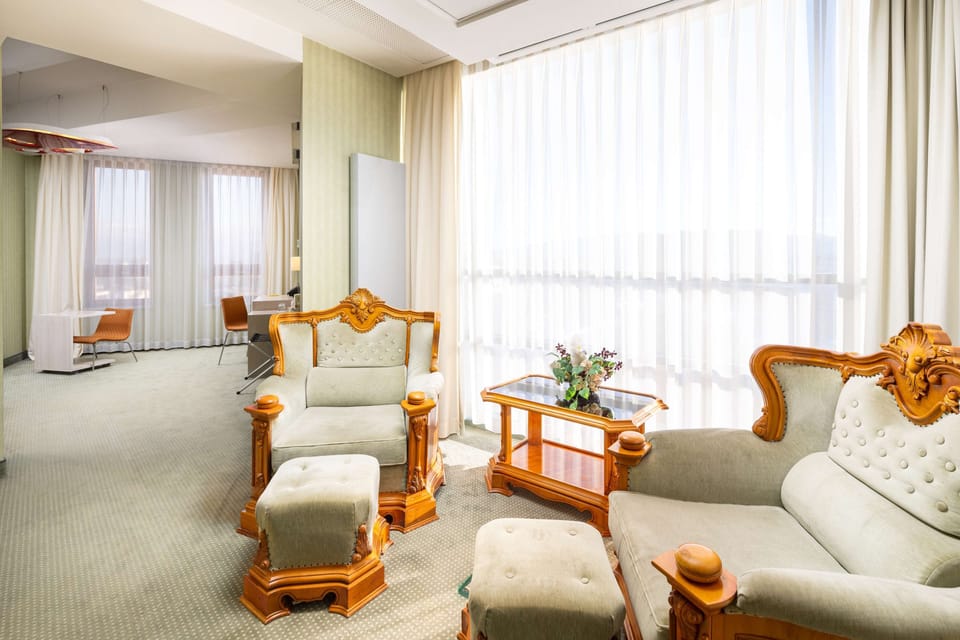 Deluxe Room, 1 King Bed | Minibar, in-room safe, desk, soundproofing