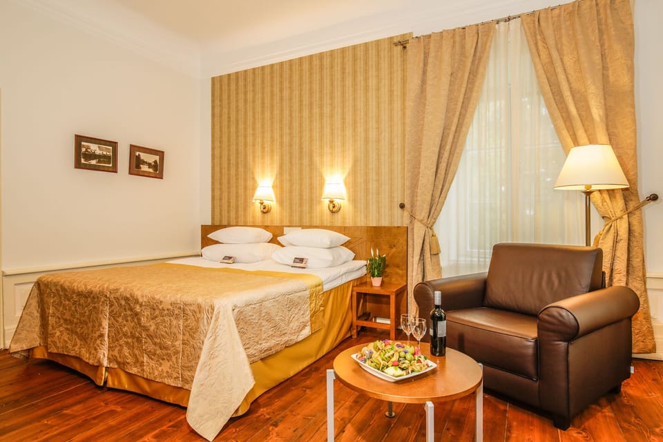 Suite | In-room safe, desk, blackout drapes, free WiFi