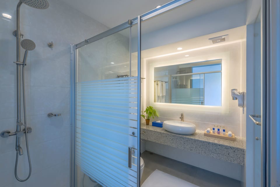 Standard Double or Twin Room, Non Smoking | Bathroom | Shower, rainfall showerhead, free toiletries, hair dryer