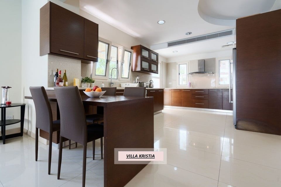 Luxury Villa | Shared kitchen | Coffee/tea maker, fridge, microwave, dishwasher
