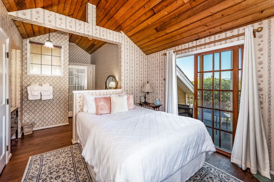 Room, Private Bathroom (Susan Loft) | Iron/ironing board, rollaway beds (surcharge), WiFi (free)