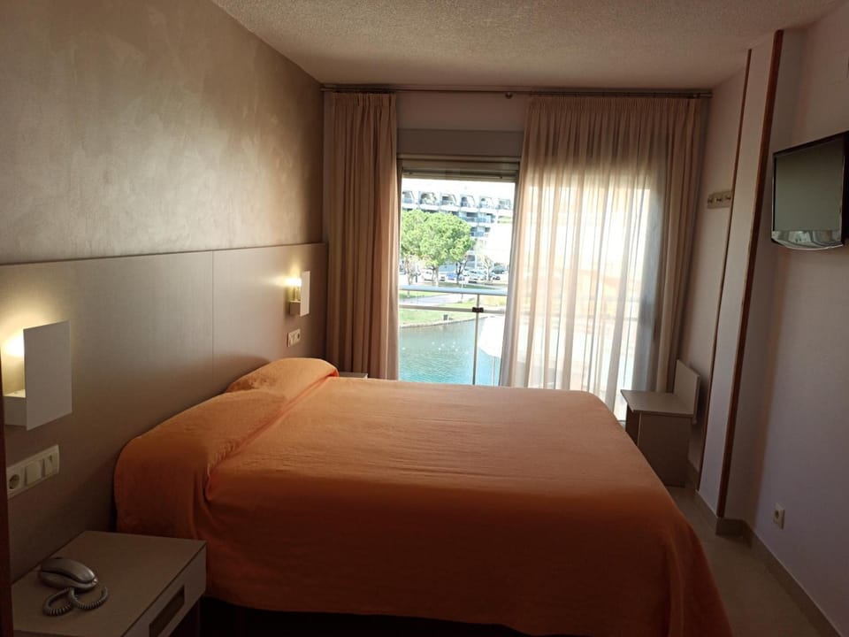 In-room safe, desk, blackout drapes, free WiFi