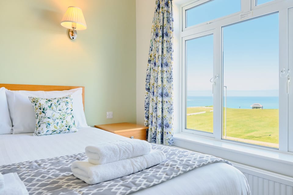 Double Room, Sea View | Desk, iron/ironing board, free WiFi, bed sheets