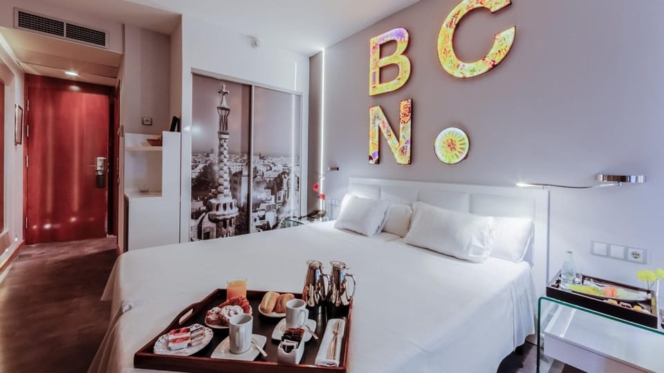 6 bedrooms, minibar, in-room safe, desk