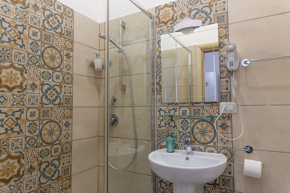 Shower, rainfall showerhead, free toiletries, hair dryer