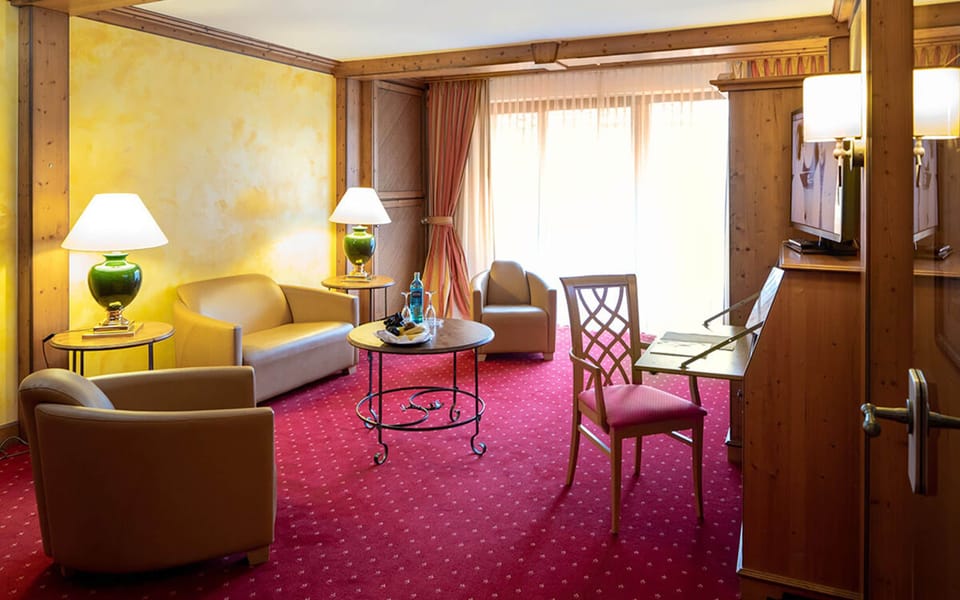 Suite | Minibar, in-room safe, desk, laptop workspace