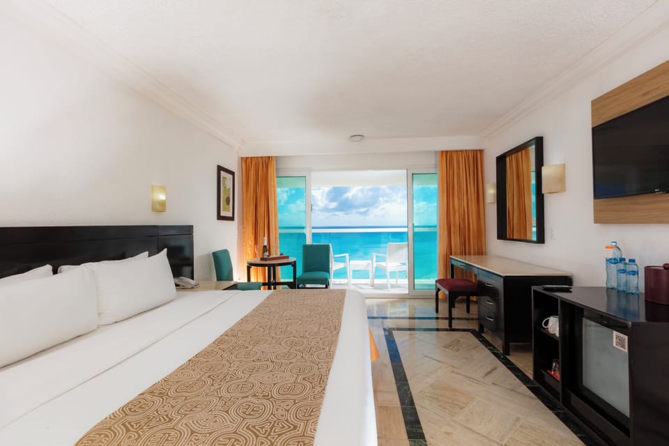Deluxe Room, 1 King Bed, Balcony, Ocean View | Minibar, in-room safe, blackout drapes, soundproofing